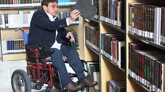 Engelli genç okuma azmiyle örnek oluyor