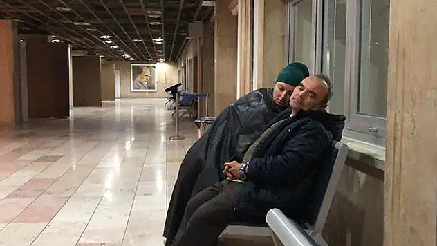 Engelli koca, 8 aylık hamile karısıyla her gece hastane koridorunda uyuyor
