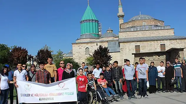Engelli öğrenciler Konya'nın tarihi yerlerini gezdi