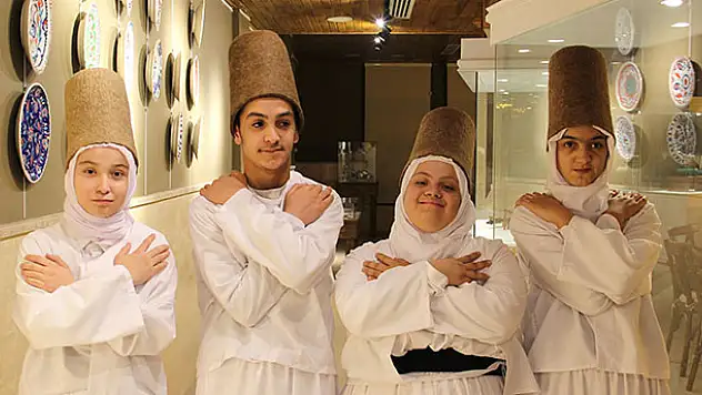 Engelli öğrenciler sema icra ediyor
