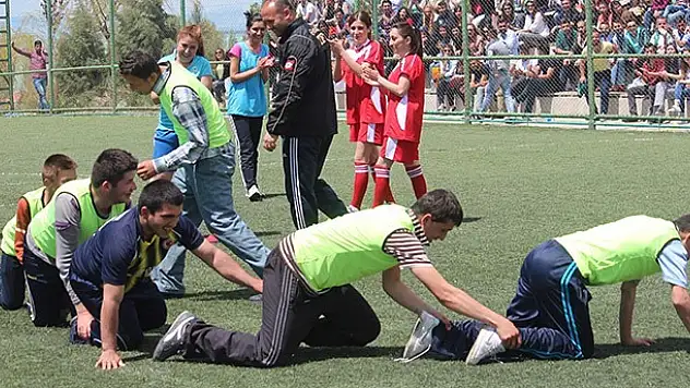 Engelli öğrencilerden timsah yürüyüşlü gol sevinci