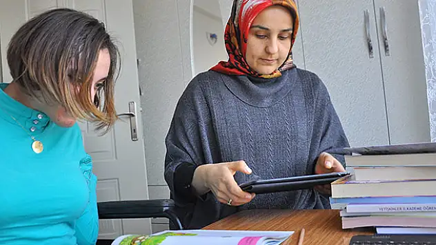 Engelli Ümmühan okuma azmiyle örnek oluyor