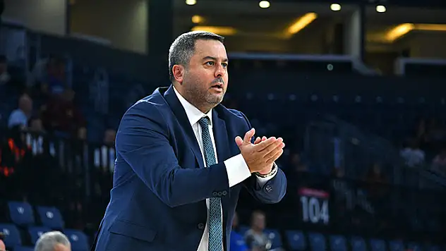 Engin Gençoğlu, Kosova Kupası'nı kaldırdı
