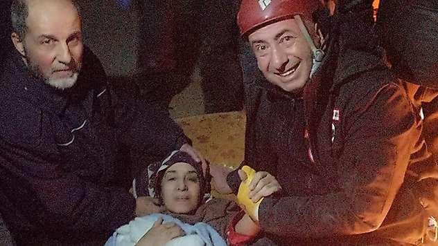 Enkaz altındaki kadını saçını keserek kurtaran öğretmen, yaşananları anlattı
