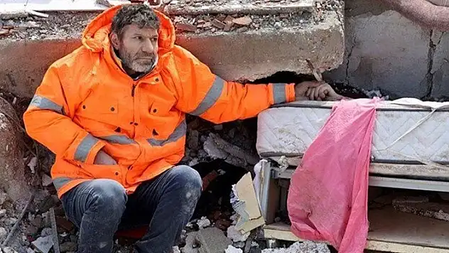 Enkaz altındaki kızının elini bırakmayan baba: Ellerini öptüm ama hiçbir çare bulamadık
