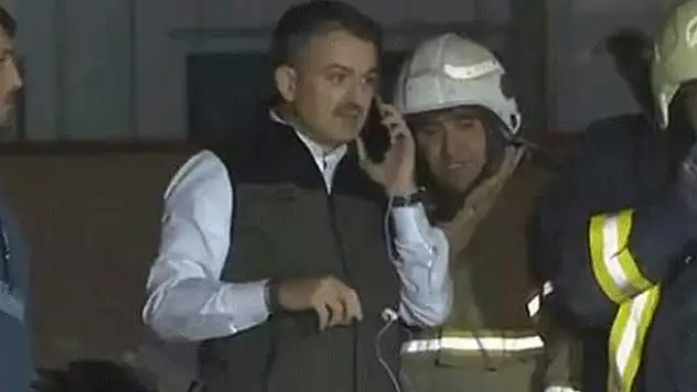 Enkaz altındaki vatandaşa bakan telefonla ulaştı..