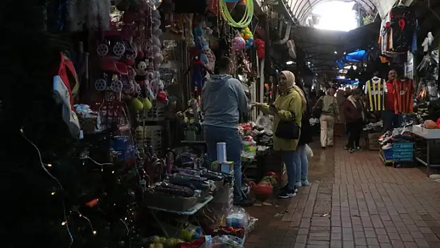 Enkaz çarşısında buruk yılbaşı: Vatandaşların 2024'ten beklentisi depremsiz bir yıl