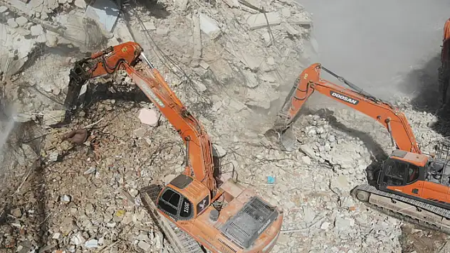 Enkaz kentte bayram tatilinin ardından iş makinası sesleri yankılanmaya başladı

