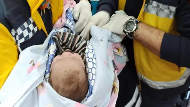 Enkazdan 62'nci saatte çıkarılan 6 aylık bebek tedavi altına alındı
