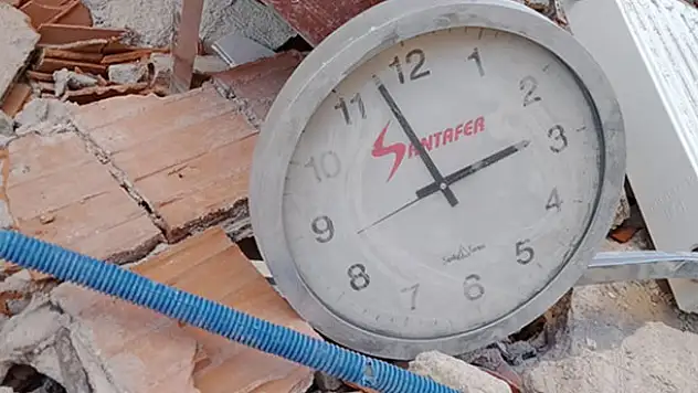 Enkazdan çıkan dram: Ölen torununun elini 14 saat bırakmadı