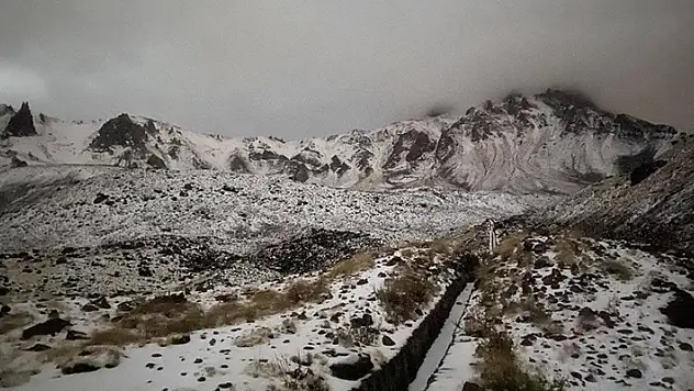 Erciyes Dağı'na mevsimin ilk karı düştü


