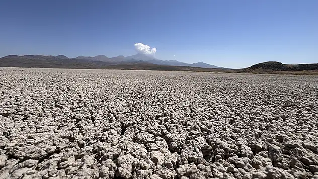 Erciyes'in eteğindeki kuruyan göl 'Çöl'e döndü