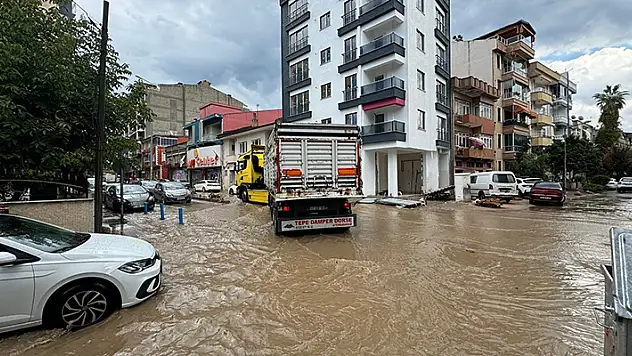 Erdek'te sağanak ve fırtına balıkçı tekneleri karaya vurdu, yollar göle döndü
