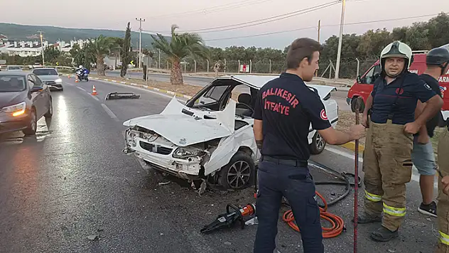 Erdek'te trafik kazası: Takla atan araçtan sağ çıktılar
