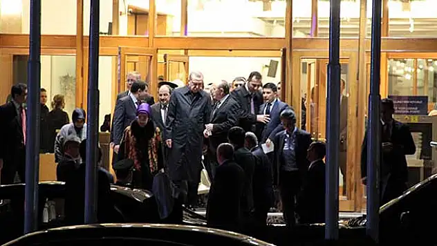 Erdoğan'a havalimanında gizemli dosya!