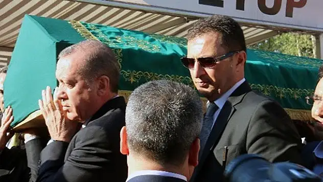 Erdoğan, cenazeyi omzunda taşıdı