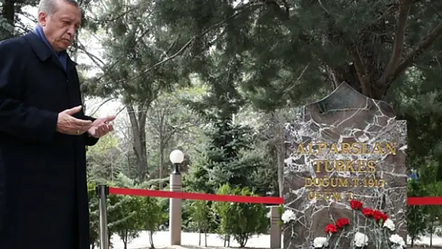 Erdoğan'dan Türkeş'in kabrine ziyaret