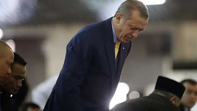 Erdoğan Endonezya'da cuma namazı kıldı