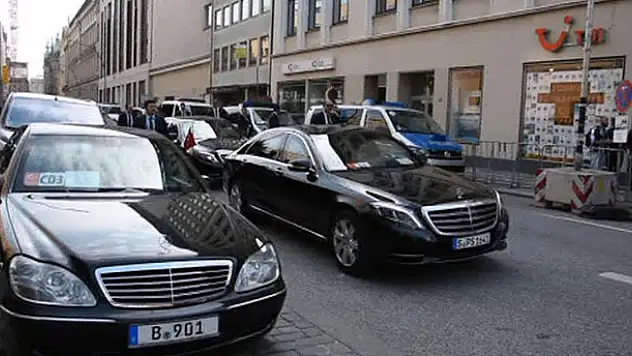 Erdoğan'ın konvoyu Hamburg'da bekletildi