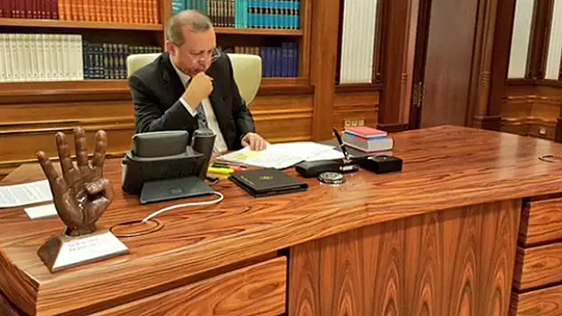 Erdoğan'ın masasında rabia işareti dikkat çekti