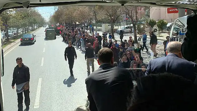 Erdoğan Konya'da yol kenarındaki vatandaşlara çay dağıttı
