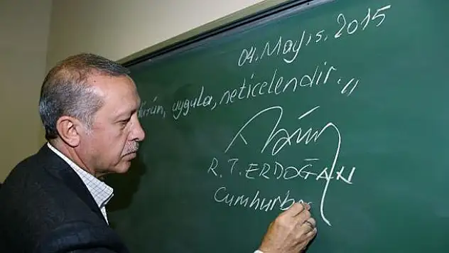 Erdoğan, tahtaya o sözleri yazıp altına imzasını attı!