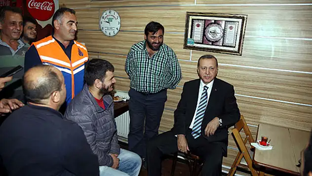 Erdoğan, taksi durağında esnafla çay içip sohbet etti