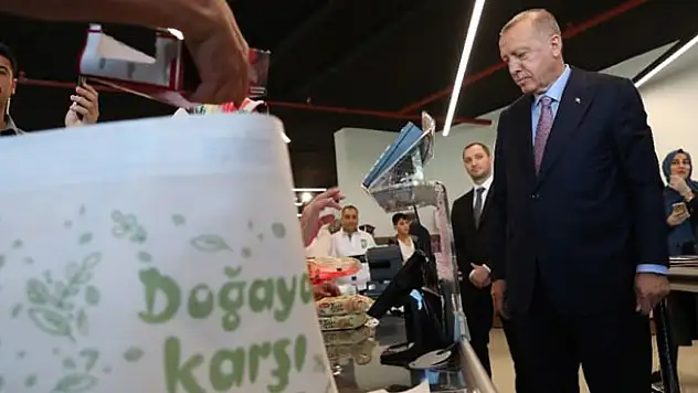 Erdoğan vatandaş ile birlikte alışveriş yaptı! O detay gözlerden kaçmadı!