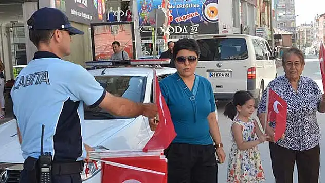 Ereğli Belediyesi Bayrak Dağıttı