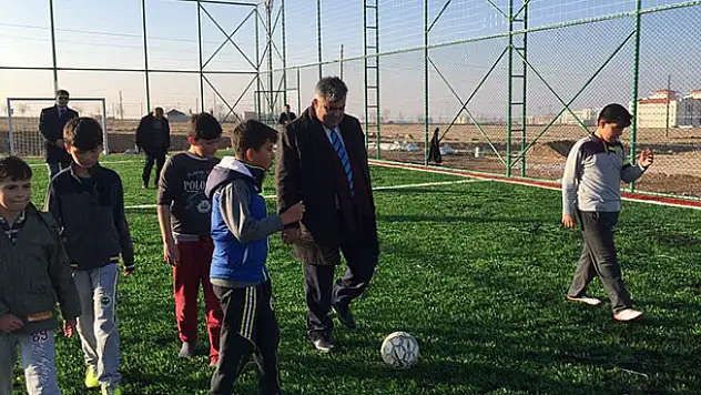 Ereğli Belediyesi'nden gençlere yeni halı saha