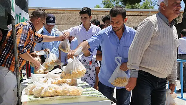 Ereğli Belediyesi vatandaşlara beyaz kiraz dağıttı