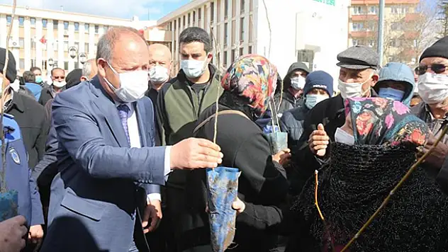 Ereğli Belediyesinden vatandaşlara 30 bin fidan