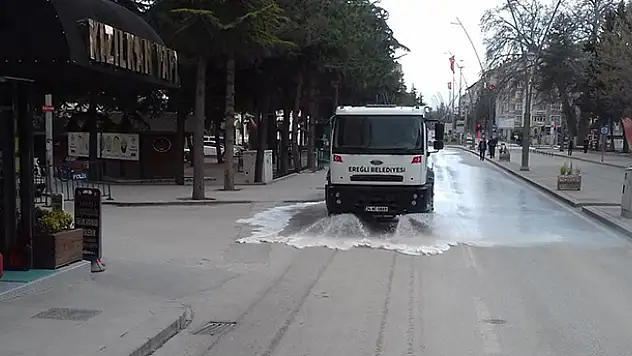 Ereğli'de cadde ve sokaklar dezenfekte ediliyor