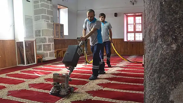 Ereğli'de camilerde halılar yıkanıyor