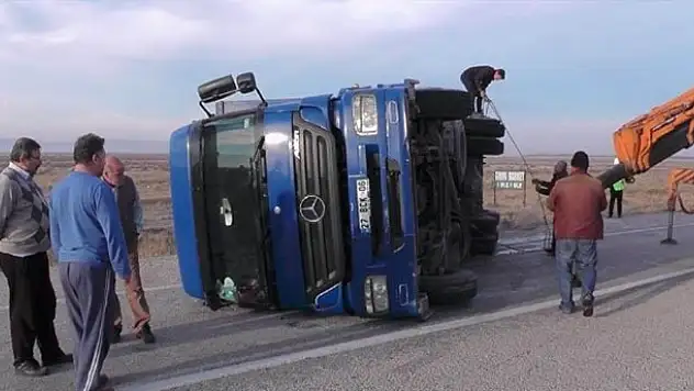 Ereğli'de Kargo Kamyonu Devrildi: Üç Yaralı