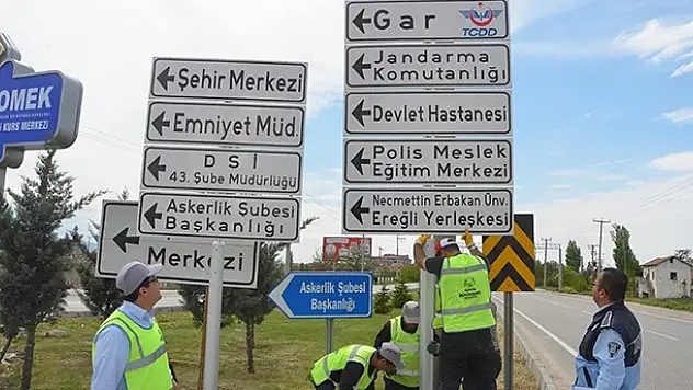 Ereğli'de kavşaklara yön levhaları takıldı