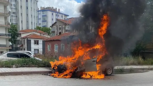 Ereğli'de kontağı çevrilince alev topuna dönen otomobil, kullanılamaz hale geldi
