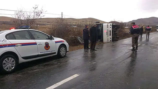 Ereğli'de öğrenci servisi devrildi : 4 yaralı