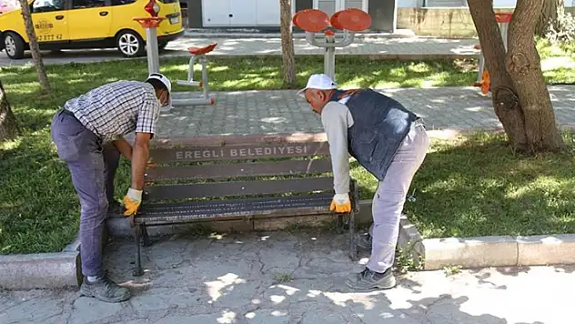 Ereğli'de pandemi nedeniyle kaldırılan banklar yerlerine yerleştiriliyor
