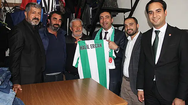 Ereğli esnafı Halil Ercan'ı bağrına basıyor
