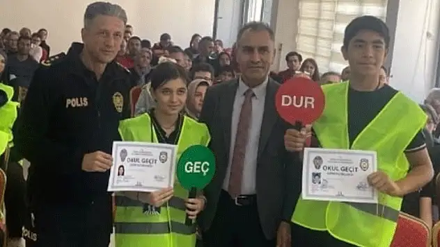 Ereğli'de okul geçit görevlisi öğrenciler yeleklerini giydi