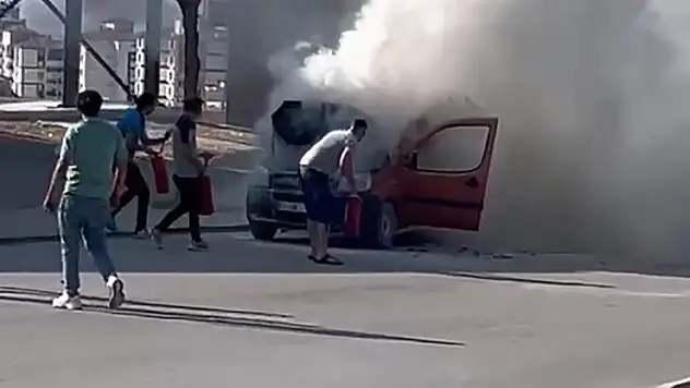 Ereğli'de seyir halinde hafif ticari araç alev alarak yandı