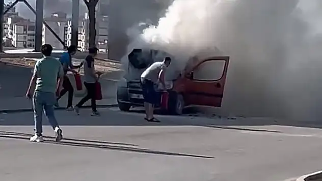Ereğli'de seyir halinde hafif ticari araç alev alarak yandı