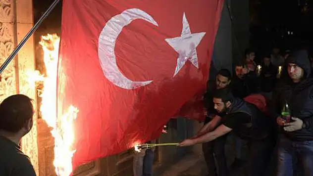 Erivan'da alçak görüntü! Türk bayrağını yaktılar