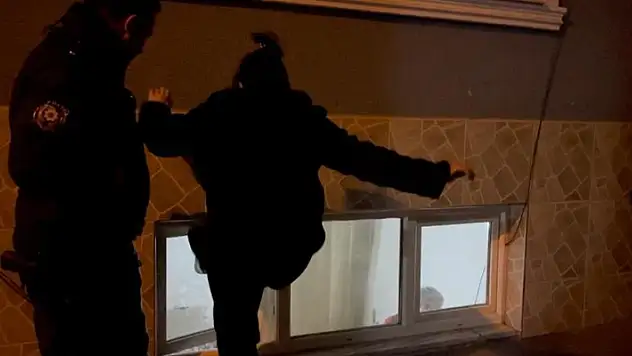 Erkek arkadaşının evini bastı mahalleliyi isyan ettirdi
