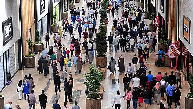 Erkekler AVM gezmede kadınları 'solladı'
