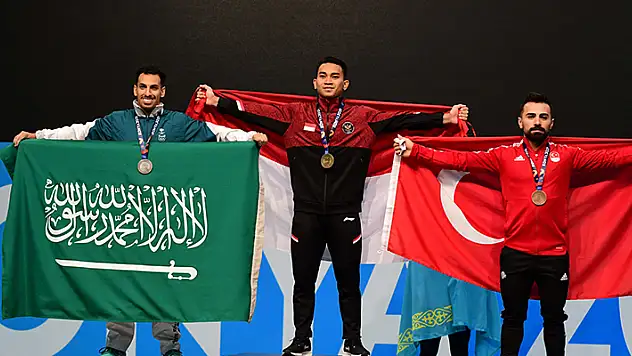 Erkekler Halter 61 kiloda şampiyon Saputra Ricko


