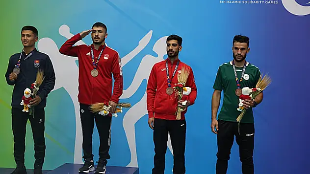 Erkekler Kick Boksta 60 Kiloda Ali Ataberk Gürbüzcan şampiyon
