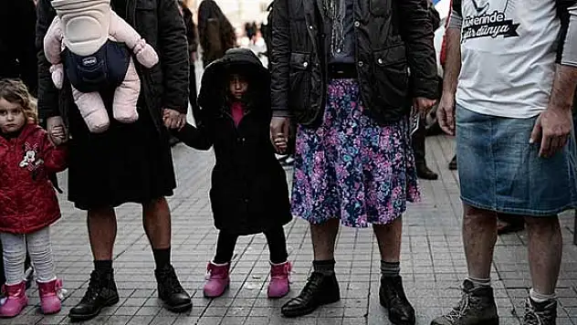 Erkeklerden, kadına şiddete karşı 'etekli' eylem