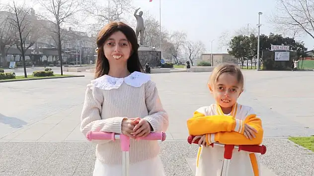 Erken yaşlanma hastası kız kardeşler yaşama sıkı sıkı tutunuyor
